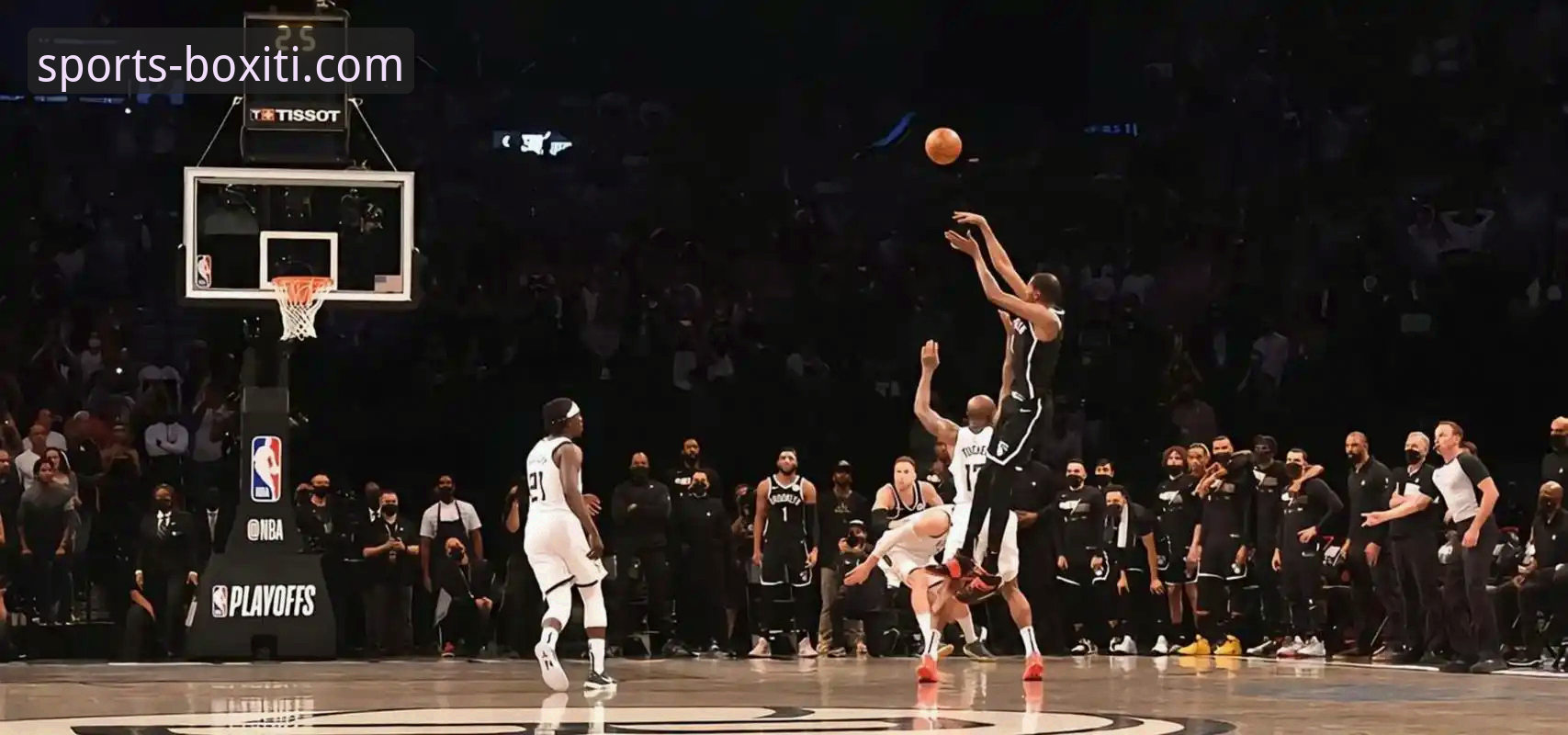 火箭主场大胜尼克斯：一场攻防节奏的全面解析